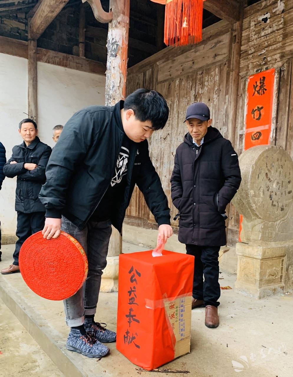 洋湖青峰村大年初一鸣炮开朝门迎新年